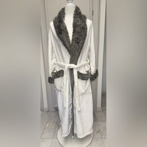 Burkett long white plush robe with an elegant faux fur shawl collar & trim Large